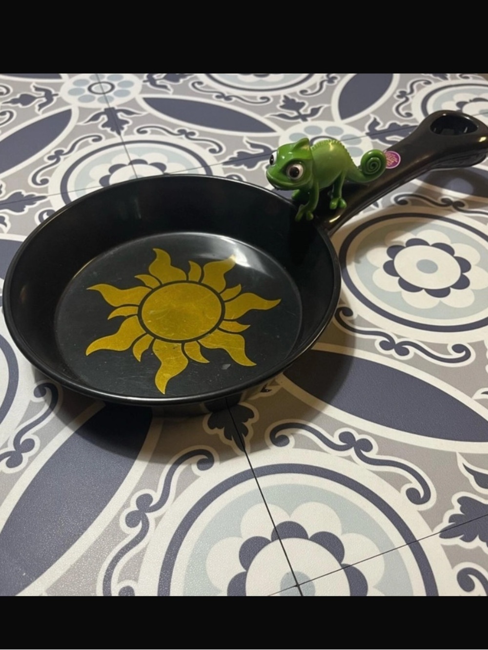 Disney Tangled Rapunzel Frying Pan Skillet Costume Toy w/Pascal figure on handle